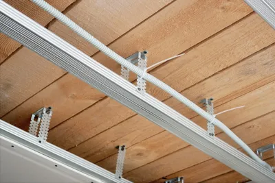 Монтаж панелей ПВХ на стены и потолок – особенности подготовки и пошаговые  инструкции