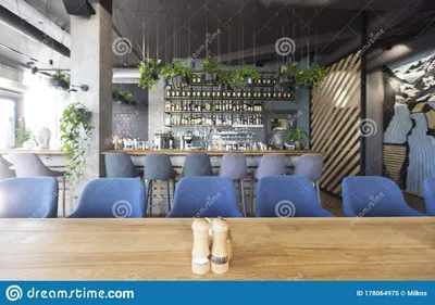 Современный дизайн в стиле Loft современных ресторанов и стойкой бара  Стоковое Изображение - изображение насчитывающей обедать, бульвара:  178064975