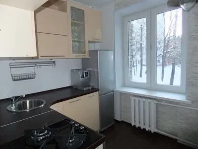 Кухня с холодильником у окна - 74 фото