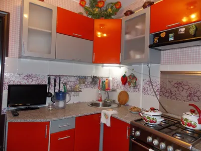 Оранжевая кухня в интерьере: сочетание с гарнитуром и обоями других цветов,  фото