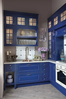 Яркая синяя кухня в классическом стиле для загородного дома и квартиры |  Дом, Загородные дома, Кухня