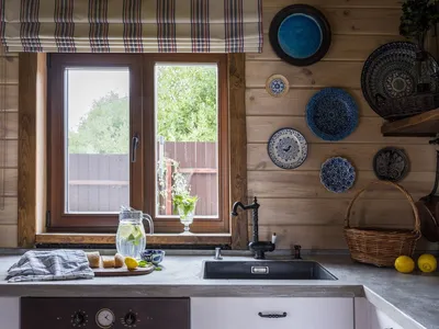 Маленькие кухни с мойкой у окна. Невероятная красота и сомнительная  практичность | Mebel.ru | Дзен