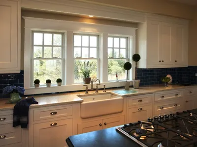 Дизайн кухни с окном посередине - 67 фото