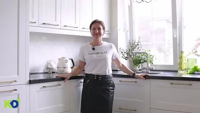 Белая П-образная кухня с мойкой у окна - YouTube