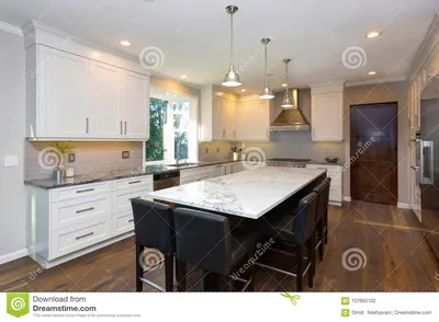 Красивый черно-белый дизайн кухни Стоковое Фото - изображение насчитывающей  потолок, шикарно: 107660102