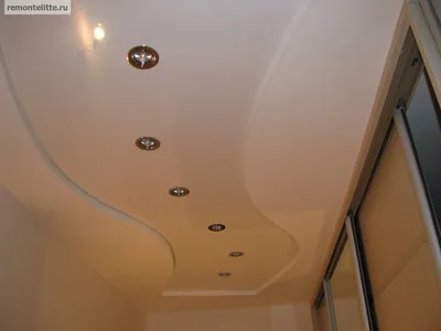 Дизайн натяжного потолка в коридоре