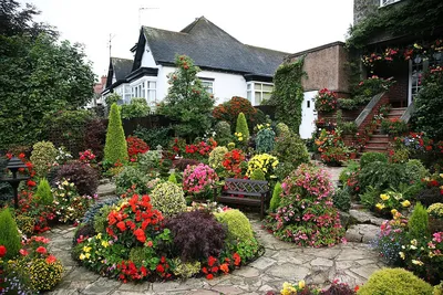 Дизайн сада (154 фото): ландшафтное проектирование участка и огорода  площадью 6 соток, с какими цветами сочетается лилейники
