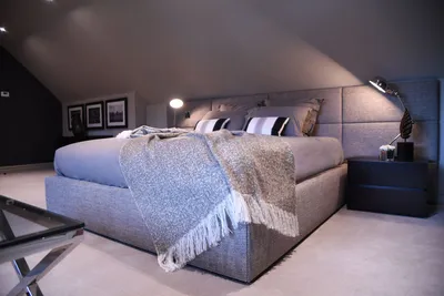 Дизайн спальни на мансарде с зоной для просмотра ТВ | Фото проекта
