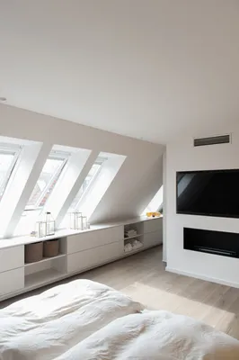 Серо-белые спальни на мансарде – 135 лучших фото дизайна интерьера спальни  | Houzz Россия