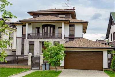 Дома с коричневой крышей фото – 135 лучших примеров, фото фасада частных  загородных домов и коттеджей | Houzz Россия