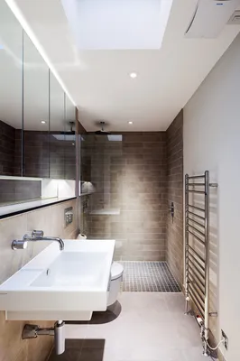 Узкие и длинные ванные комнаты в современном стиле –135 лучших фото-идей  дизайна интерьера ванной | Houzz Россия