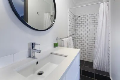 Дизайн узкой ванной комнаты (65 фото): красивые интерьеры, идеи ремонта и  отделки