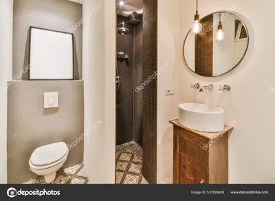 Уютная ванная комната с узорчатой плиткой стоковое фото ©procontributors  537995928