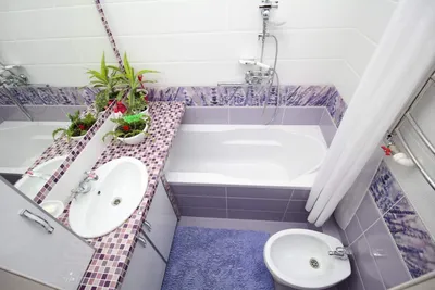 Длинная узкая ванная комната с душем вначале | Премиум Фото