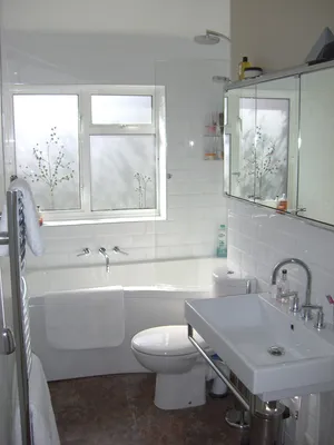 Длинная узкая ванная комната с душевой кабиной | Премиум Фото