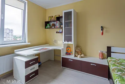 Детская комната мальчика в бело-коричневыех тонах, фото мебели