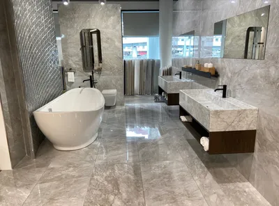 Дизайн ванной комнаты в стиле минимализм. Серая и графитовая плитка  идеально подходит для небольших помещений … | Серая плитка в ванной, Ванная  стиль, Дизайн ванной