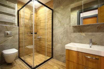 Дизайн душевой кабины в ванной комнате с туалетом, интерьер маленького  санузла с угловым душем из стеклоблоков с керамическим поддоном