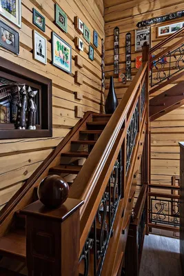 Внутренний дизайн деревянного дома: 50 фото + 3 видео | Дома в стиле  кантри, Деревянные дома, Лестничные стояки