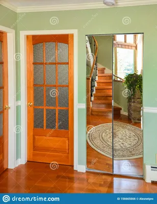 Деревянные двери Внутренний дизайн роскошного жилого дома Стоковое Фото -  изображение насчитывающей витрина, отечественно: 156665666