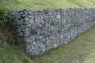 Габионы - отличный вариант для сооружения стен, ограждений, тумб.