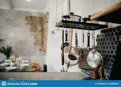 дизайн современной домашней кухни в стиле лофт и деревенский. черная стена  с полками подносы банки кружки раковина Стоковое Фото - изображение  насчитывающей кухня, распространяться: 225808976