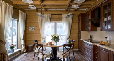Кухня в деревянном доме - дизайн интерьера в доме из бруса, из бревна, в  том числе кухня-гостиная и столовая, маленькая и белая кухни