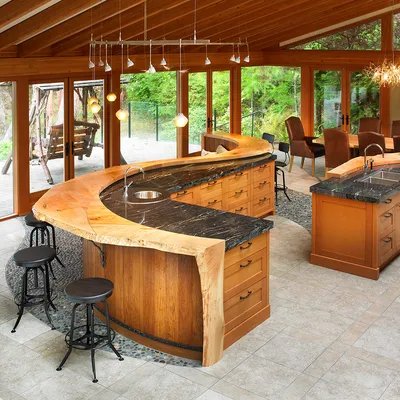 Деревянная кухня в интерьере канадского дома. Фото