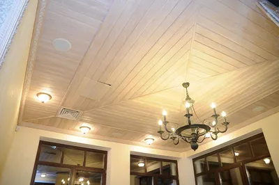 Ремонт потолка своими руками в деревянном частном доме - видео и фото