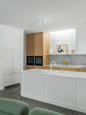 Чудесная белая кухня с тёмным полом и деревянными деталями 〛 ◾ Фото ◾ Идеи  ◾ Дизайн