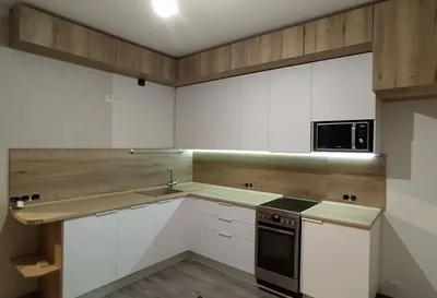 Белая кухня со столешницей под дерево. Компания «Маэстро» - кухонная мебель  в Москве