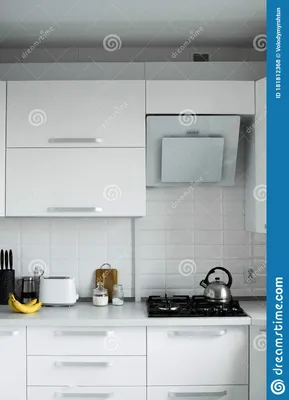 Удобная белая кухни с белые отлакированные фасады. Дизайн интерьера  современной кухни чистый. Тостер и раковину Стоковое Фото - изображение  насчитывающей ð¼ðµð±ðµð»ñœ, ñ‹: 181812368