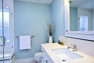 Фиолетовая ванная комната - подбираем плитку, обои и мебель