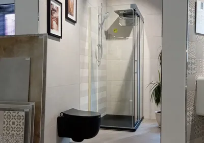 Дизайн душевой кабины в ванной комнате с туалетом, интерьер маленького  санузла с угловым душем из стеклоблоков с керамическим поддоном