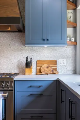 Красивые кухни в морском стиле с деревянной столешницей – 135 лучших фото  дизайна интерьера кухни | Houzz Россия