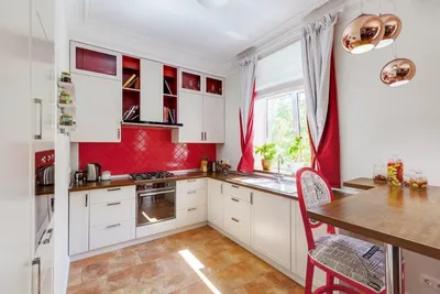 Дизайн маленькой кухни с окном - 75 фото