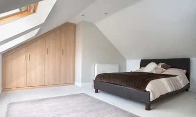 Спальня на мансарде в частном деревянном доме, оформление интерьера с фото