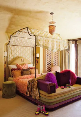 Большая кровать с балдахином в дизайне светлой спальни