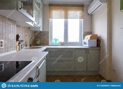 Часть угловой кухни расположен в интерьере кухни с большим окном Стоковое  Изображение - изображение насчитывающей прибора, откидная: 212828939