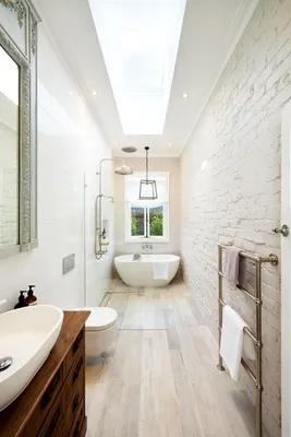 Дизайн ванной комнаты с узкой ванной