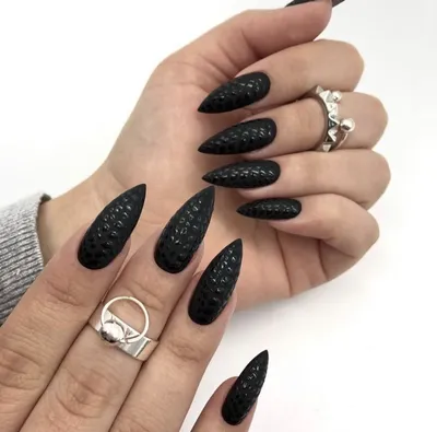 Чёрные длинные острые матовые ногти | Nails, Beauty