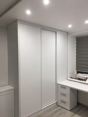 Белый шкаф с письменным столом возле окна | Белый шкаф, Шкаф, Шкаф в  прихожей