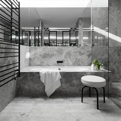 плитка под белый мрамор, дерево в санузле, зеркало | Лофт дизайн интерьера,  Дизайн, Душевые комнаты