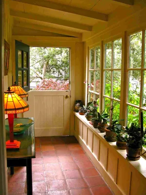 Веранда в частном доме с красивой отделкой, дизайн и проекты интерьера  дачной террасы, оформление закрытой летней кухни