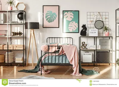 Полки в спальне девушки стоковое фото. изображение насчитывающей  ð¼ðµñ‚ð°ð»ð» - 118876090