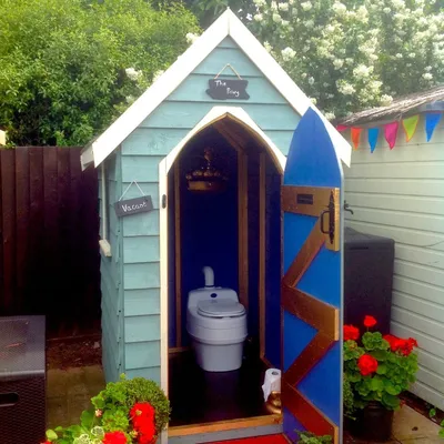 Дачный туалет своими руками: 25 стильных кабинок, которые не испортят дачный  пейзаж — Roomble.com