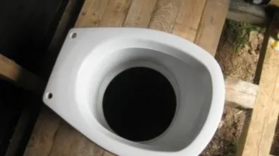 Дачный унитаз: видео-инструкция по монтажу своими руками, особенности  пластиковых изделий для туалета дачи, цена, фото