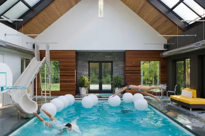 Бассейны в доме с водной горкой – 135 лучших фото-идей дизайна бассейна в  частном доме и на дачном участке | Houzz Россия