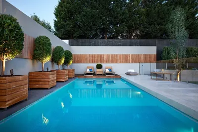 Бассейн в загородном доме – идеи дизайна, потрясающие воображение [часть 1]  #FAQinDecor #design… | Swimming pools backyard, Resort style pool, Swimming  pool designs