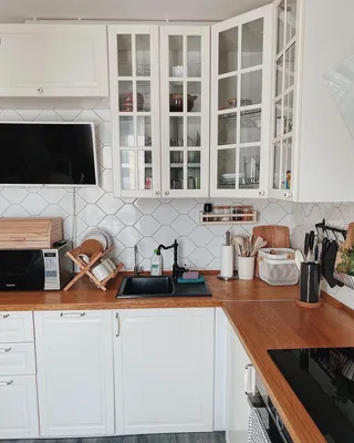 Белая кухня 9 кв м с деревянной столешницей в стиле сканди